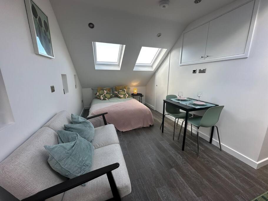 Lovely New Decor Studio - 4 The Southwell Лондон Экстерьер фото