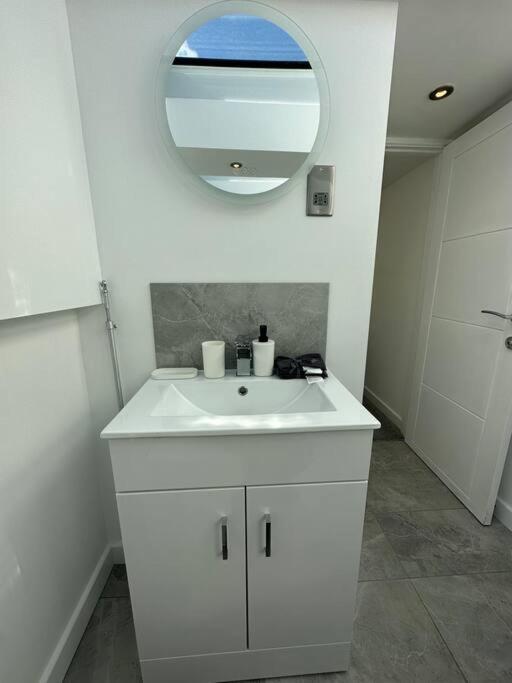 Lovely New Decor Studio - 4 The Southwell Лондон Экстерьер фото
